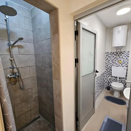 Prenociste Lana 2 * Novi Banovci